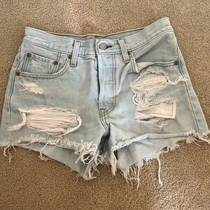 Women’s Levi’s ripped Denim Shorts size W 26